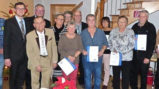 Die Ehrung langjähriger und verdienter Mitglieder prägt die Abschlussfeier des VdK-Ortsverbands Schwarzach/Schmeilsdorf im Johannishaus.