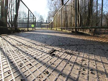 Der Boden der kleinen Lauerbrücke am Musikschulweg ist schon löchrig. Der Fußgängersteg wird in diesem Jahr erneuert.Heike Beudert