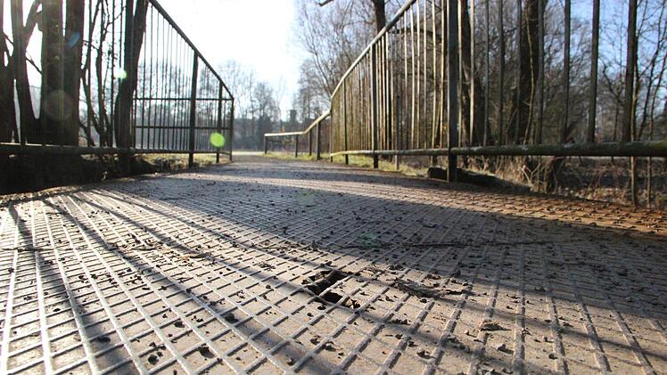 Der Boden der kleinen Lauerbrücke am Musikschulweg ist schon löchrig. Der Fußgängersteg wird in diesem Jahr erneuert.Heike Beudert