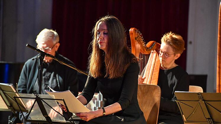 Tanja Kinkel (Mitte) mit der Capella Antiqua Bambergensis in der Aula des Franz-Ludwig-Gymnasiums Foto: Ronald Rinklef