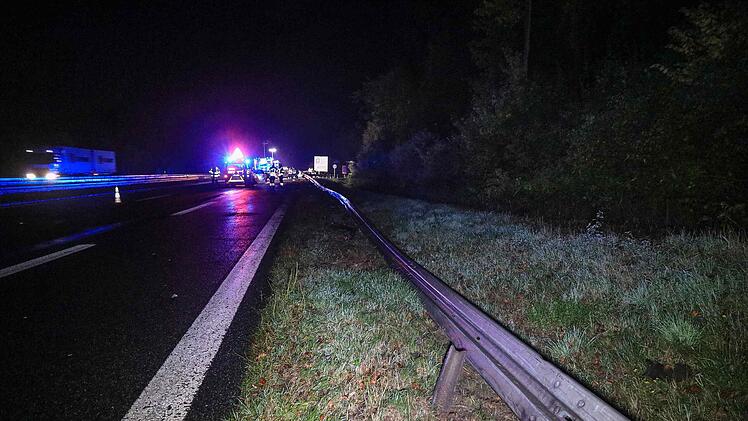 Bei einem schweren Unfall am Freitagabend (23. Oktober 2020) ist  22-jähriger Autofahrer auf der A7 in Unterfranken lebensgefährlich verletzt worden.