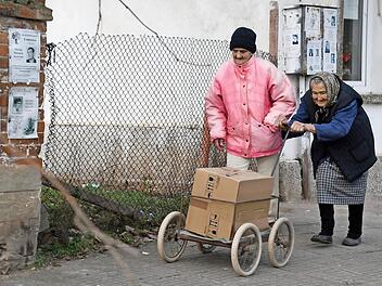 Armen Menschen in den Ziell&auml;ndern wurden die Weihnachtstrucker-Pakete heuer von Speditionen gebracht. Partnerorganisationen vor Ort haben die Pakete dann verteilt. Fotos: Johanniter