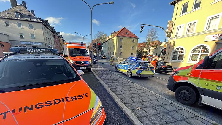 Verkehrsunfall im Berufsverkehr: Zwei Fahrzeuge auf Kreuzung kollidiert