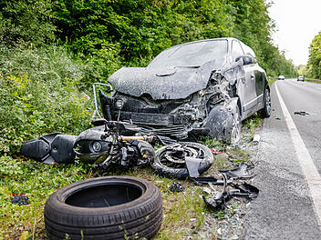 Schwerer Unfall mit mehreren Fahrzeugen auf der B8: Neun Menschen zum Teil schwer verletzt
