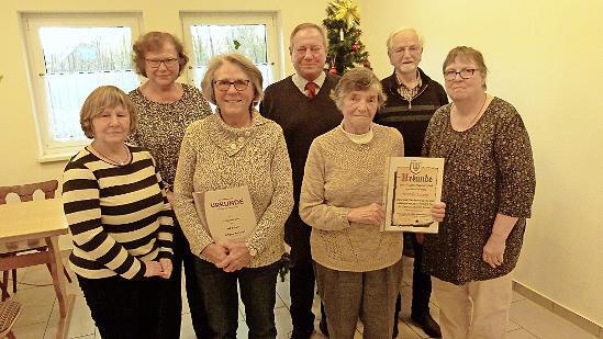 Mitglieder für jahrzehntelange Treue hat der Gesangverein 1864 Untersteinach ausgezeichnet: (von links) Schriftführerin Carola Ott, Vorsitzende Christine Liebermann, Edith Reimann, Bürgermeister Volker Schmiechen, Martha Hanke, Chorleiter Heiner B...