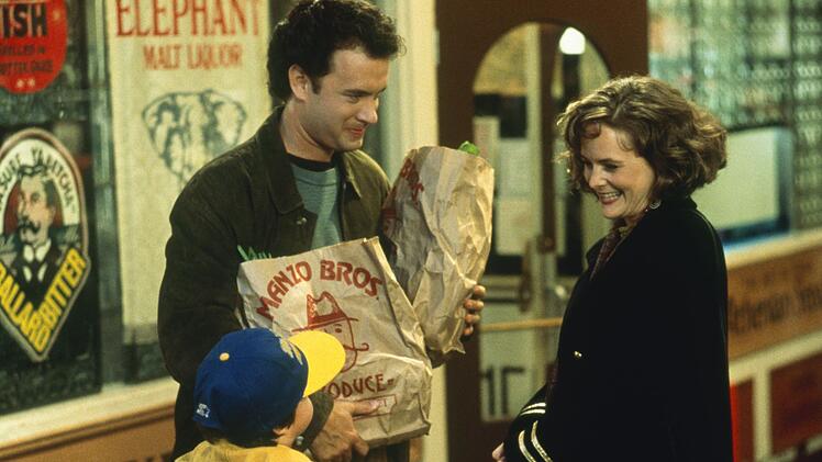 Sam (Tom Hanks, Mitte) beginnt, sich mit seiner Arbeitskollegin, Victoria (Barbara Garrick) zu treffen - doch Jonah (Ross Malinger) kann sie nicht leiden.