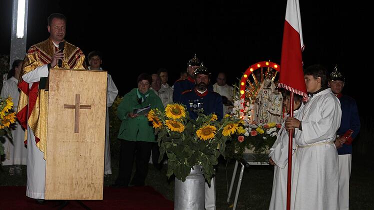 In diesem Jahr war Monsignore Rüdiger Feulner der Festprediger am Friedenskreuz.