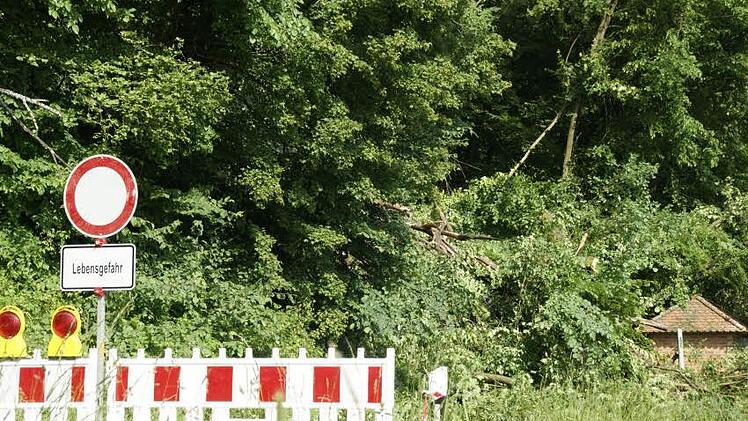 "Lebensgefahr": Bei Dippach warnt ein Schild vor dem Betreten der Fahrbahn sowie der Nutzung des Radweges: Bäume und Erdreich drohen nachzurutschen. Foto: sw