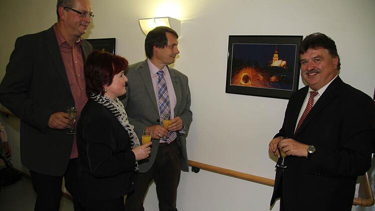 Den Feuerwerkeffekt vor St. Michael ist durch verbrennende Stahlwolle entstanden, erklärt Klaus Rössner der stellvertretenden Landrätin Christina Flauder, Bürgermeister Roland Wolfrum und Landrat Klaus Peter Söllner.