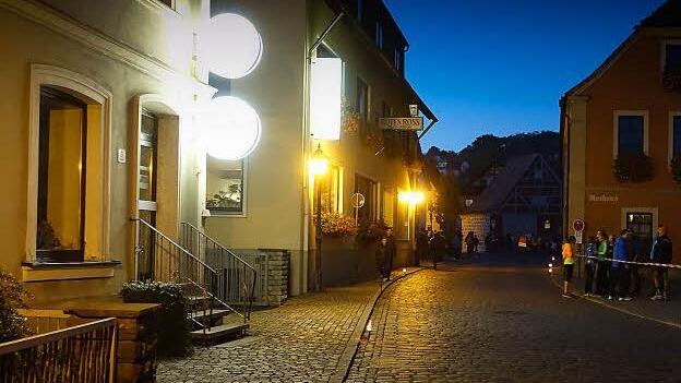 Nicht nur Fackeln, sondern auch die Beleuchtung der Wirtshäuser wiesen den Läufern den Weg durch Burghaslach. Foto: picturedreams