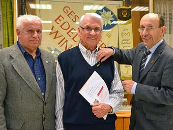 Ewald Krebs (links), Vorsitzender beim Gesangverein Edelweiss in Winkels, zeichnete zusammen mit dem Vorsitzenden der Sängergruppe Bad Kissingen, Siegfried Gottwald (rechts), Helmut Geis für seine 50-jährige Mitgliedschaft aus und ernannte ihn zum Ehrenmitglied.  Foto: Peter Rauch