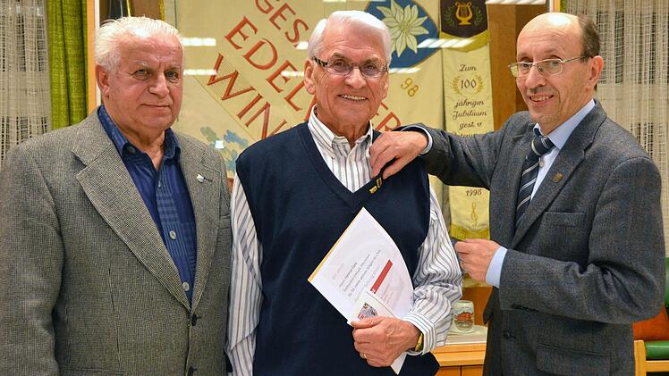 Ewald Krebs (links), Vorsitzender beim Gesangverein Edelweiss in Winkels, zeichnete zusammen mit dem Vorsitzenden der Sängergruppe Bad Kissingen, Siegfried Gottwald (rechts), Helmut Geis für seine 50-jährige Mitgliedschaft aus und ernannte ihn zum Ehrenmitglied.  Foto: Peter Rauch