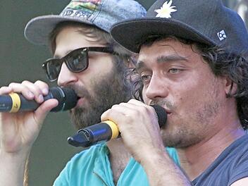 Bei "Urquell und Leff Dutti", dem niederbayerischen Duo "Dicht und ergreifend", kam Stimmung auf.  Foto: Andreas Hofbauer