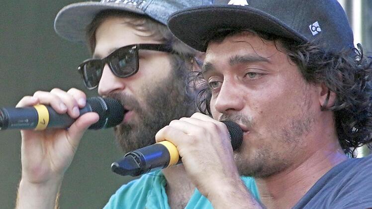 Bei "Urquell und Leff Dutti", dem niederbayerischen Duo "Dicht und ergreifend", kam Stimmung auf.  Foto: Andreas Hofbauer