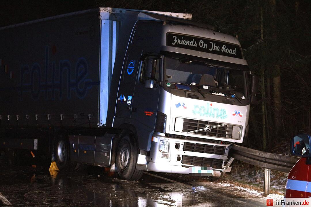 Drei Verletzte bei Unfall auf ploetzlich winterglatten Bundesstrasse