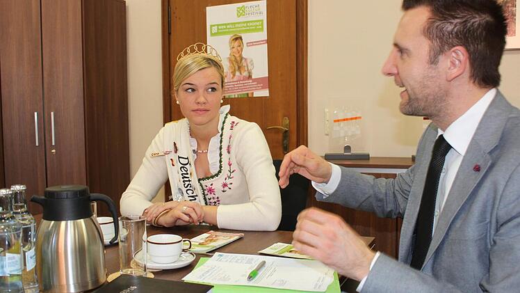 Bürgermeister Andreas Hügerich beim Pressegespräch zum Start des Bewerbungsverfahrens für die Nachfolge von Korbstadtkönigin Carolin I. Foto: Popp