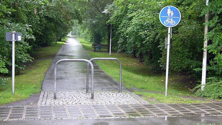 Der Verbindungsweg zwischen Rothgasse und Allee für Radfahrer und Fußgänger ist schon bald Geschichte. Foto: Klaus Oelzner