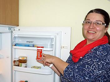 Allianzmanagerin Michaela Schleiffer zeigt eine Rettungsdose. Die SOS-Dose bewahrt man im Kühlschrank auf, damit Ersthelfer sie dort in einem Notfall schnell finden.  Foto: Marion Eckert