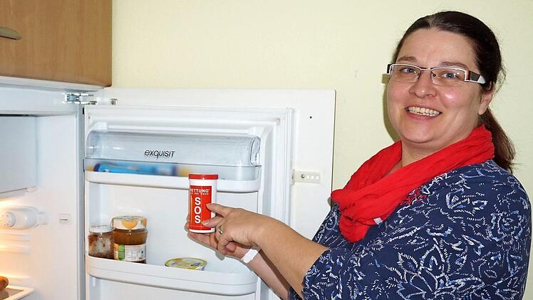 Allianzmanagerin Michaela Schleiffer zeigt eine Rettungsdose. Die SOS-Dose bewahrt man im Kühlschrank auf, damit Ersthelfer sie dort in einem Notfall schnell finden.  Foto: Marion Eckert