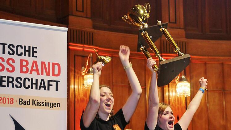 Jubel beim Sieger:  Marie Schwarz (l) und  Lucy Kraszlan von der 3BO Brass Band stemmen den Pokal in die Höhe.Werner Vogel