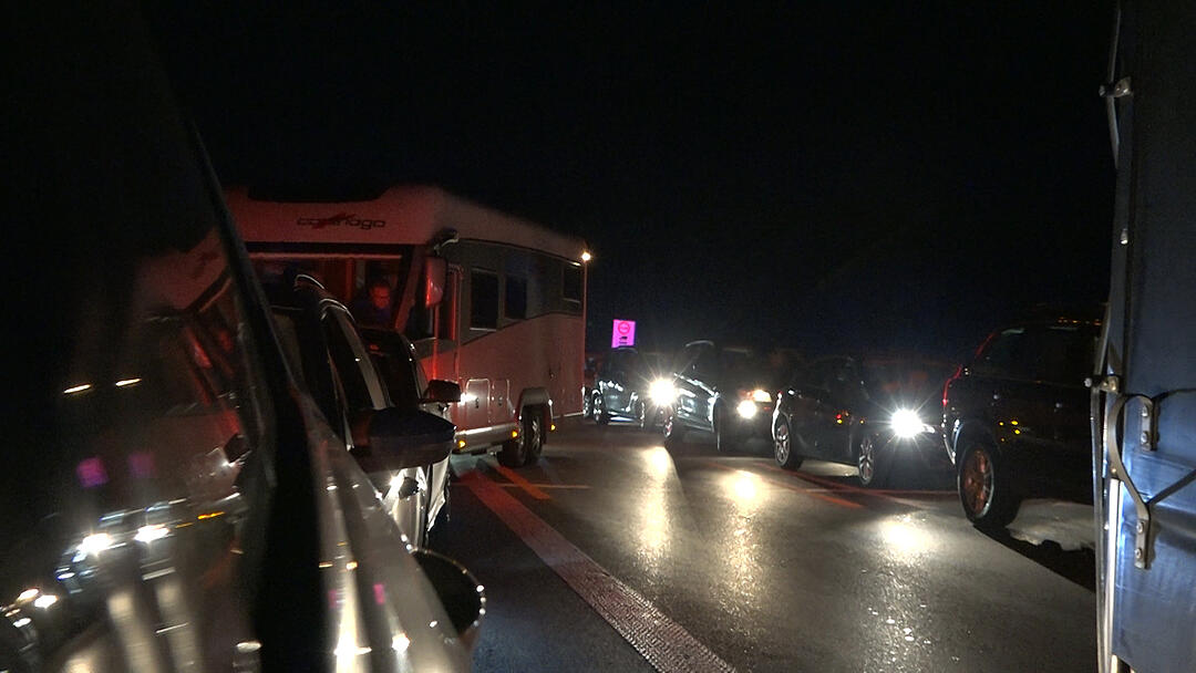 Feuerwehrleute werden zu FuÃügängern auf der Autobahn - und bleiben dennoch stecken