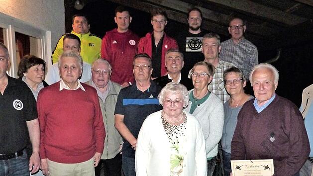 Ehrungen beim FC Neuenmarkt: Das Bild zeigt (vorne, von links) Vorsitzenden Dieter M&uuml;hlbauer, Helga Walther, Willibald Schraml, Schriftf&uuml;hrer Michael Horter (verdeckt), Hans Hahn, Horst Klatt, Lotte Hollweg, B&uuml;rgermeister Siegfried Decker, Regina Seiferth, Zweiten Vorsitzenden Marc Paul, Gisela Weber, Dieter Rosenblatt und Roland G&ouml;tschel. Foto: Werner Rei&szlig;aus