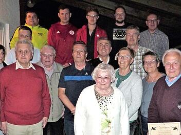 Ehrungen beim FC Neuenmarkt: Das Bild zeigt (vorne, von links) Vorsitzenden Dieter Mühlbauer, Helga Walther, Willibald Schraml, Schriftführer Michael Horter (verdeckt), Hans Hahn, Horst Klatt, Lotte Hollweg, Bürgermeister Siegfried Decker, Regina Seiferth, Zweiten Vorsitzenden Marc Paul, Gisela Weber, Dieter Rosenblatt und Roland Götschel. Foto: Werner Reißaus