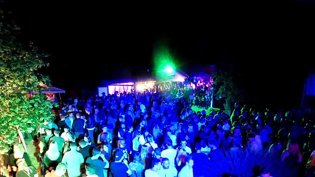 Party bei der Nacht am See. Foto: Dieter H&uuml;bner