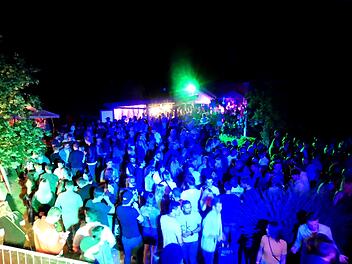 Party bei der Nacht am See. Foto: Dieter Hübner
