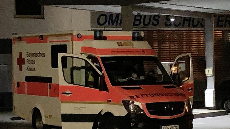 Das BRK  brachte den verletzten Bewohner ins Klinikum. Foto: Sonny Adam