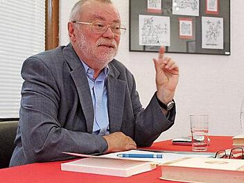 Auch wenn es hier so aussieht, so wurde der literarische Abend mit Ottmar Fuchs kein Abend mit erhobenem Zeigefinger. Foto: Markus Häggberg