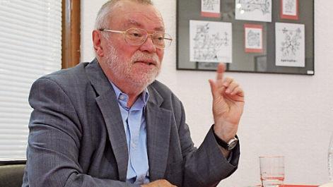 Auch wenn es hier so aussieht, so wurde der literarische Abend mit Ottmar Fuchs kein Abend mit erhobenem Zeigefinger. Foto: Markus Häggberg