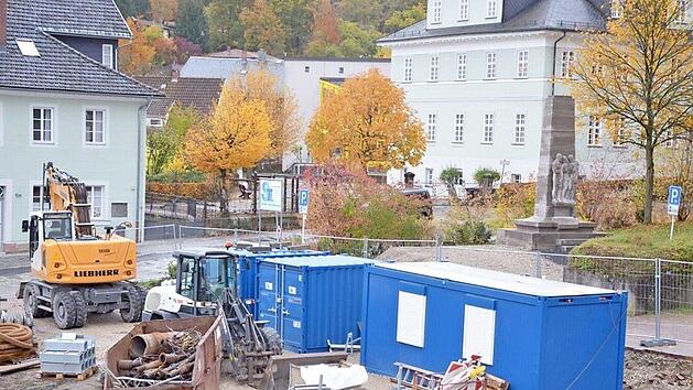 In diesem Jahr wird es noch keine Kranzniederlegung am Volkstrauertag vor dem Mahnmal für die Opfer von Krieg und Gewalt am neuen Standort geben. Baustellenbetrieb und Corona-Regeln machen einen Strich durch die Rechnung. Foto: Rainer Lutz