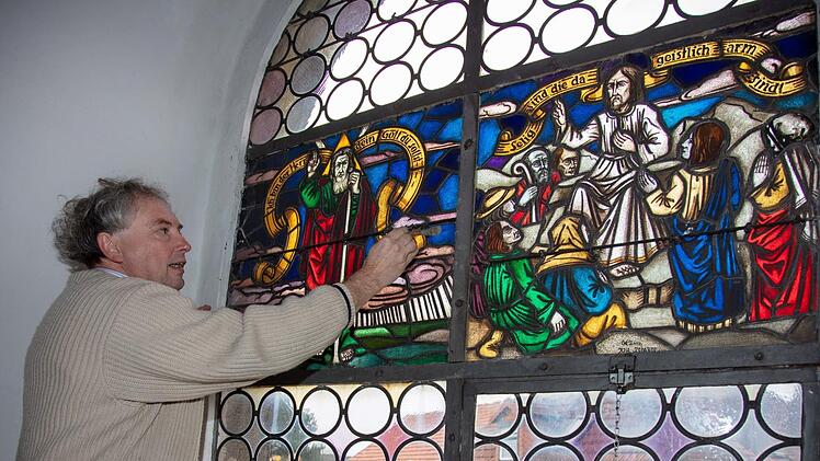 Als Experte für die anspruchsvolle Restaurierung der Kirchenfenster konnte Günther Johrend aus Schwebheim gewonnen werden.  Fotos: Klaus Gagel