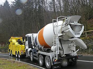 Ein Spezialfahrzeug schleppt den verungl&uuml;ckten Betonmischer ab.