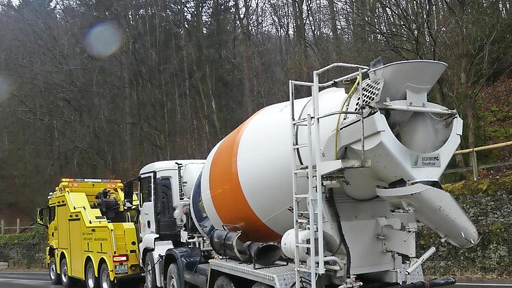 Ein Spezialfahrzeug schleppt den verungl&uuml;ckten Betonmischer ab.