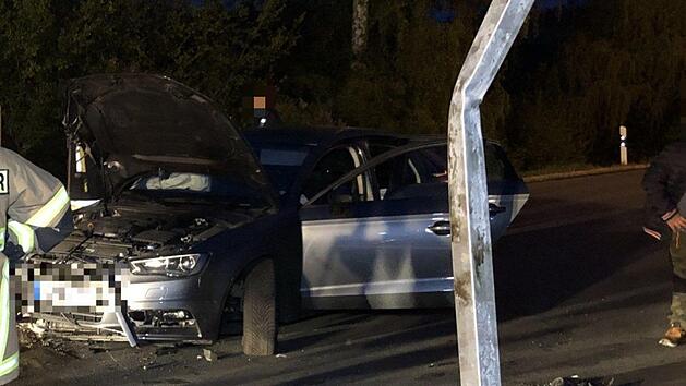 Auto, Unfall, Stra&szlig;enlaterne