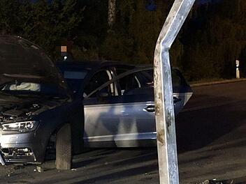 Auto, Unfall, Stra&szlig;enlaterne