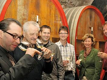 Sommelier Thomas Stobbe (links) wird ab Dezember jeden Monat einen besonders gelungenen Wein vorstellen. Mit ihm freuen sich auf das neue Projekt Adolf Keller, Stefan Ruppert, Ralf Baldauf, Susanne Volkheimer und Michael Pfaff (von links). Foto: Markus Reeh