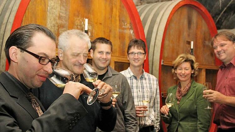 Sommelier Thomas Stobbe (links) wird ab Dezember jeden Monat einen besonders gelungenen Wein vorstellen. Mit ihm freuen sich auf das neue Projekt Adolf Keller, Stefan Ruppert, Ralf Baldauf, Susanne Volkheimer und Michael Pfaff (von links). Foto: Markus Reeh
