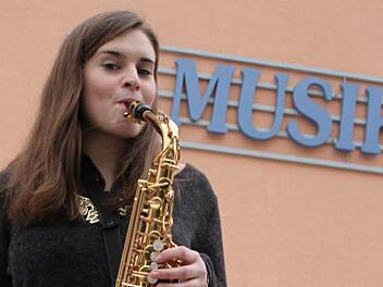 Als Erstklässlerin fing Catharina Morper mit der musikalischen Ausbildung in der Musikschule an. Erst lernte sie Querflöte, heute spielt die 17-Jährige lieber Saxophon. Foto: Ulrike Müller