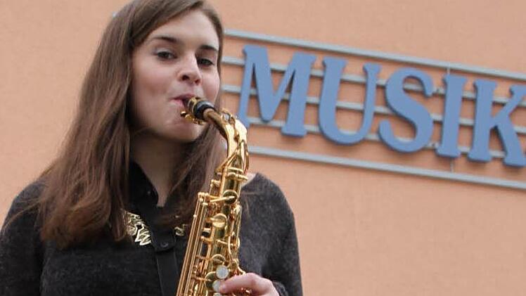 Als Erstklässlerin fing Catharina Morper mit der musikalischen Ausbildung in der Musikschule an. Erst lernte sie Querflöte, heute spielt die 17-Jährige lieber Saxophon. Foto: Ulrike Müller