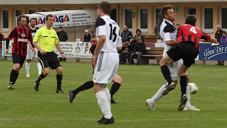 Der Frammersbacher Marius Müller (Nr. 4) springt hier in den Sturmlauf des Sander Thorsten Schlereth; mit der Nr. 10 Fabian Benkert. Foto: Günther Geiling