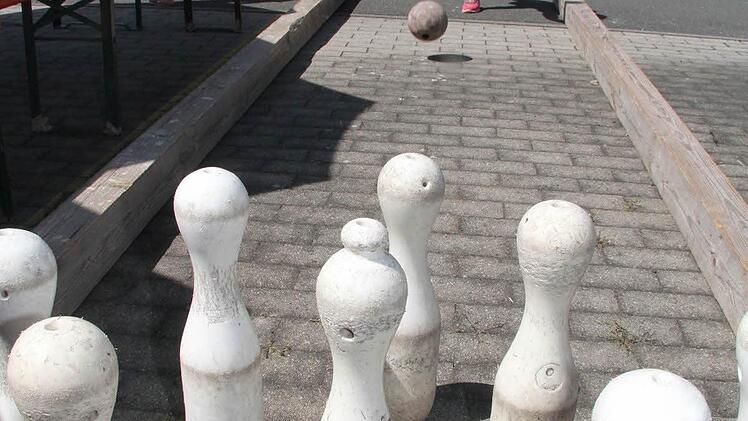 Der Verein "Blau-Weiß Zaubach" begeisterte in der Spielstraße die Kinder mit Riesenkegeln.