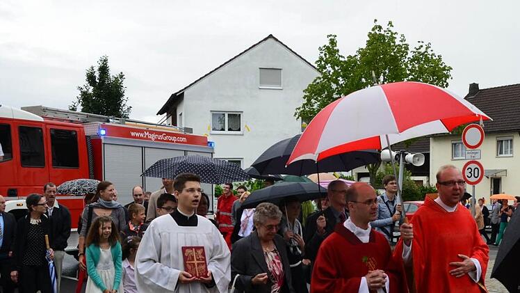 Ihren neuen Priester Daniel Bittel (Zweiter von rechts) geleiteten die Strullendorfer in einem großen Zug zur Kirche. Foto: Andrea Spörlein
