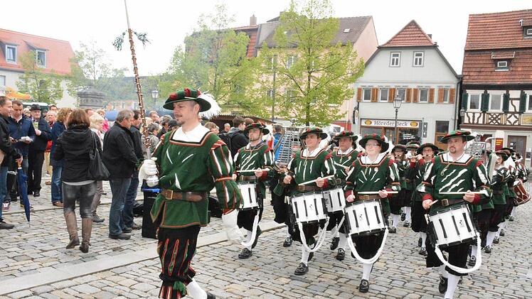 Beim Musikfestival Hofheimer Land zog der Fanfaren- und Spielmannszug auf den Marktplatz. Foto: Gerhard Schmidt