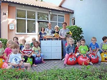 Nach 21 Jahren geht die Leiterin des Awo-Kindergartens, Ute Schedel (stehend rechts), in den Ruhestand. Diesen Schritt machten ihr der Elternbeirat mit Melanie Müller, Vorsitzender Jessica Zorn und Katja Popp (von links) sowie die Kinder auf ihren neuen Hüpfbällen leichter.