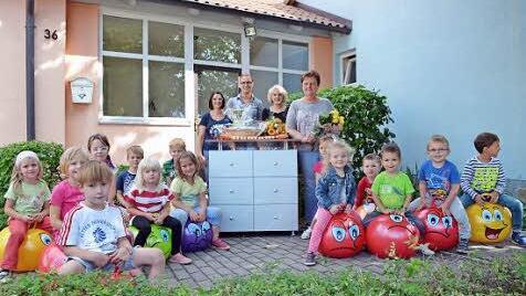 Nach 21 Jahren geht die Leiterin des Awo-Kindergartens, Ute Schedel (stehend rechts), in den Ruhestand. Diesen Schritt machten ihr der Elternbeirat mit Melanie Müller, Vorsitzender Jessica Zorn und Katja Popp (von links) sowie die Kinder auf ihren neuen Hüpfbällen leichter.