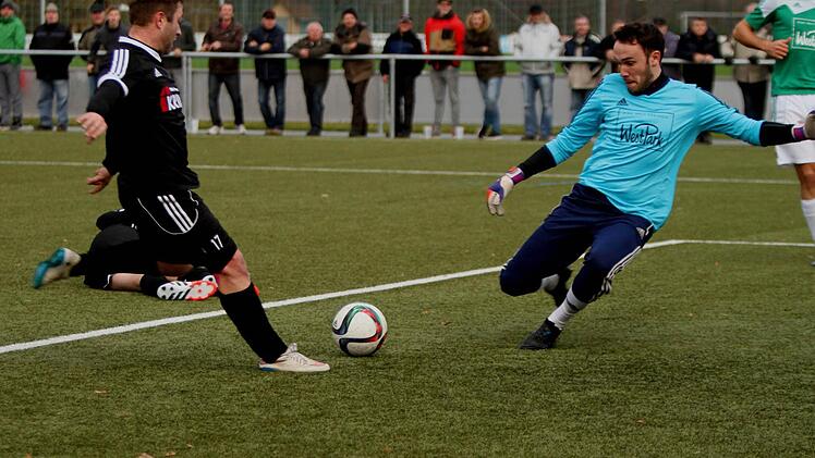 Der Sander Florian Pickel (links) nimmt hier eine Flanke auf und lässt Gästekeeper Christopher Haas keine Abwehrchance mehr: Das 3:0 für Sand. Foto: Günther Geiling