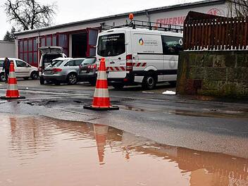 Braune Brühe stand plötzlich in der Seehofstraße. Foto: Peter Rauch